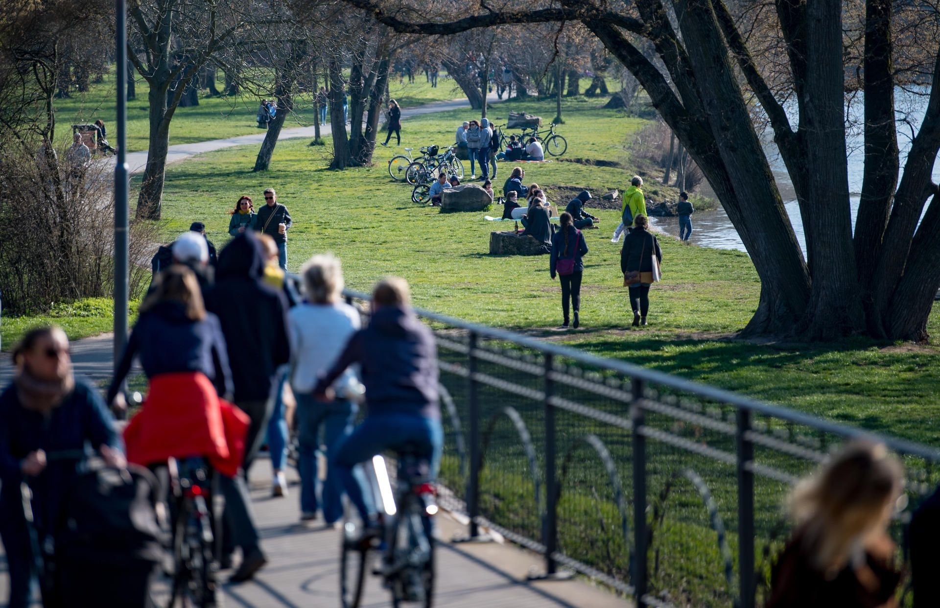 Spaziergang liegt im Trend: Hallenser genießen Freizeit an der Saale.