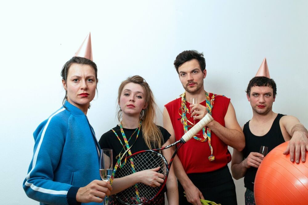 Stefanie Heartmann, Bianca Stress, Frank Leiden und Schlagzeuger Fenge (v.l.) arbeiten unter ihren bürgerlichen Namen in bürgerlichen Berufen. Nach Feierabend aber sind sie Halles Pophoffnung Sorry3000.