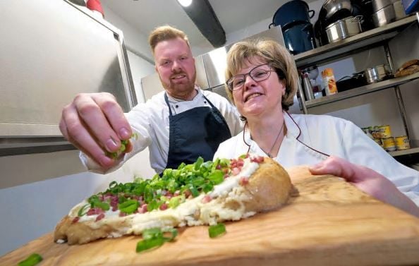 Maximilian Weise und seine Mutter Yvonne präsentieren eine Spezialität, das Rahmbierbrot.