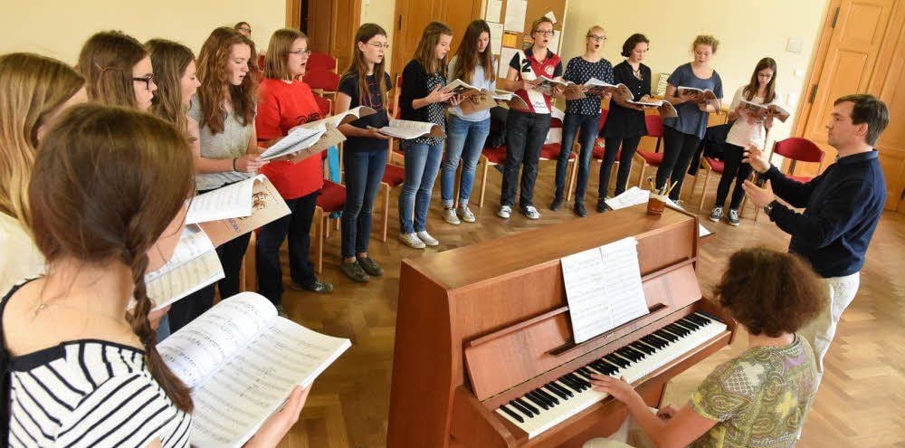 Domkantor Jan-Martin Drafehn probt mit dem Jugendchor, am Klavier unterstützt von Kateryna Schöning, für das Kirschfestkonzert im Dom.