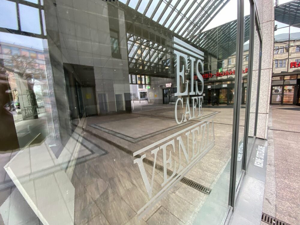 Ausgeräumt: Nur noch der Schriftzug weist auf das Café im Karstadt.