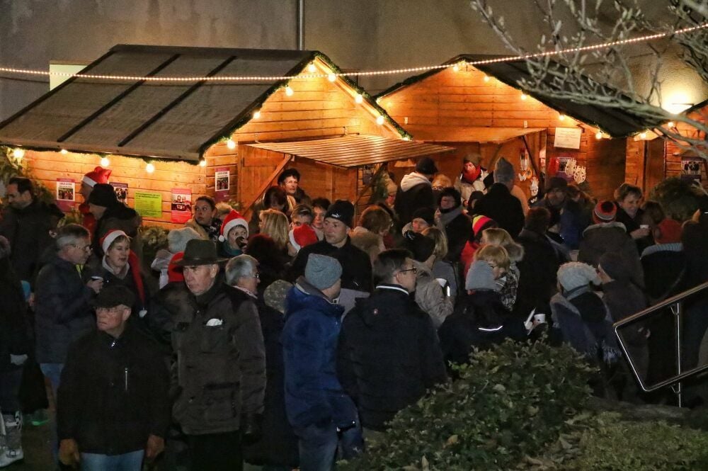 Weihnachtssingen am Alten Schloss mit Gedränge am Imbissstand - 2020 war das undenkbar.