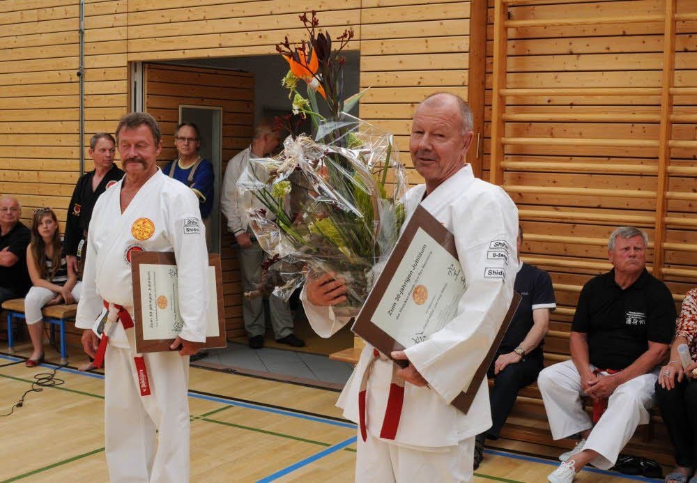 Die Gründungsväter der Kampfkunstschule, Peter Bittner (l.) und Gerold Käßler, wurden durch Bundestrainer Siegfried Lory (rechts/sitzend) geehrt.