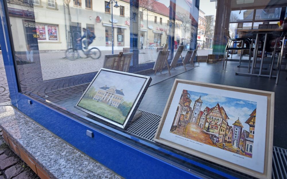 Die Bilder sind durch die große Schaufensterfront in der Burgstraße mitten im Zentrum von Bitterfeld zu sehen.