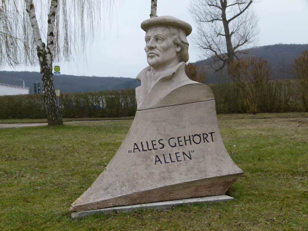 Das Thomas-Müntzer-Denkmal in Memleben, 1990 von Einwohnern sichergestellt, steht wieder.