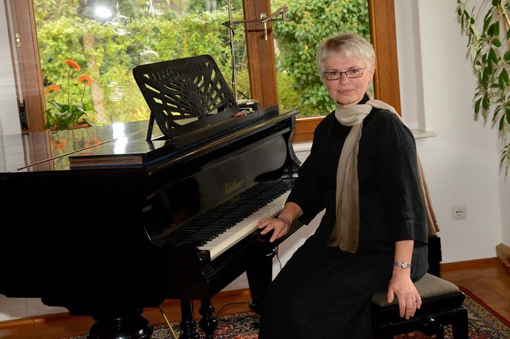 An ihrem Arbeitsplatz, dem Blüthner-Flügel: Wahl-Naumburgerin und Klavierlehrerin Angelika Ullmann.