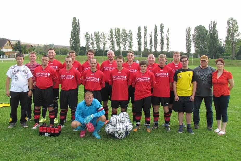 Die Kreisklasse-Kicker des SV Wacker Memleben haben von Steuerberaterin Romy Hesse (v.r.) eine neue Spielkleidung erhalten. Harald Gorn, Geschäftsführer der Gorn Landschafts- und Pflasterbau GmbH, schloss sich mit einem Netz neuer Fußbälle an. Vereinsvorsitzender Dirk Main (2.v.l.) freut sich nicht nur über die Spenden, sondern auch über den wachsenden Zulauf von Jugendlichen aus der Umgebung. In diesem Jahr seien elf neue Fußballer hinzuzugekommen. Mit den nun 24 Aktiven gebe es endlich keine Probleme mehr, die Punktspiele abzusichern. Nach dem 6:0-Erfolg gegen Bad Bibra II sind die Memlebener nun sogar Tabellenführer der Kreisklasse, Staffel 1.
