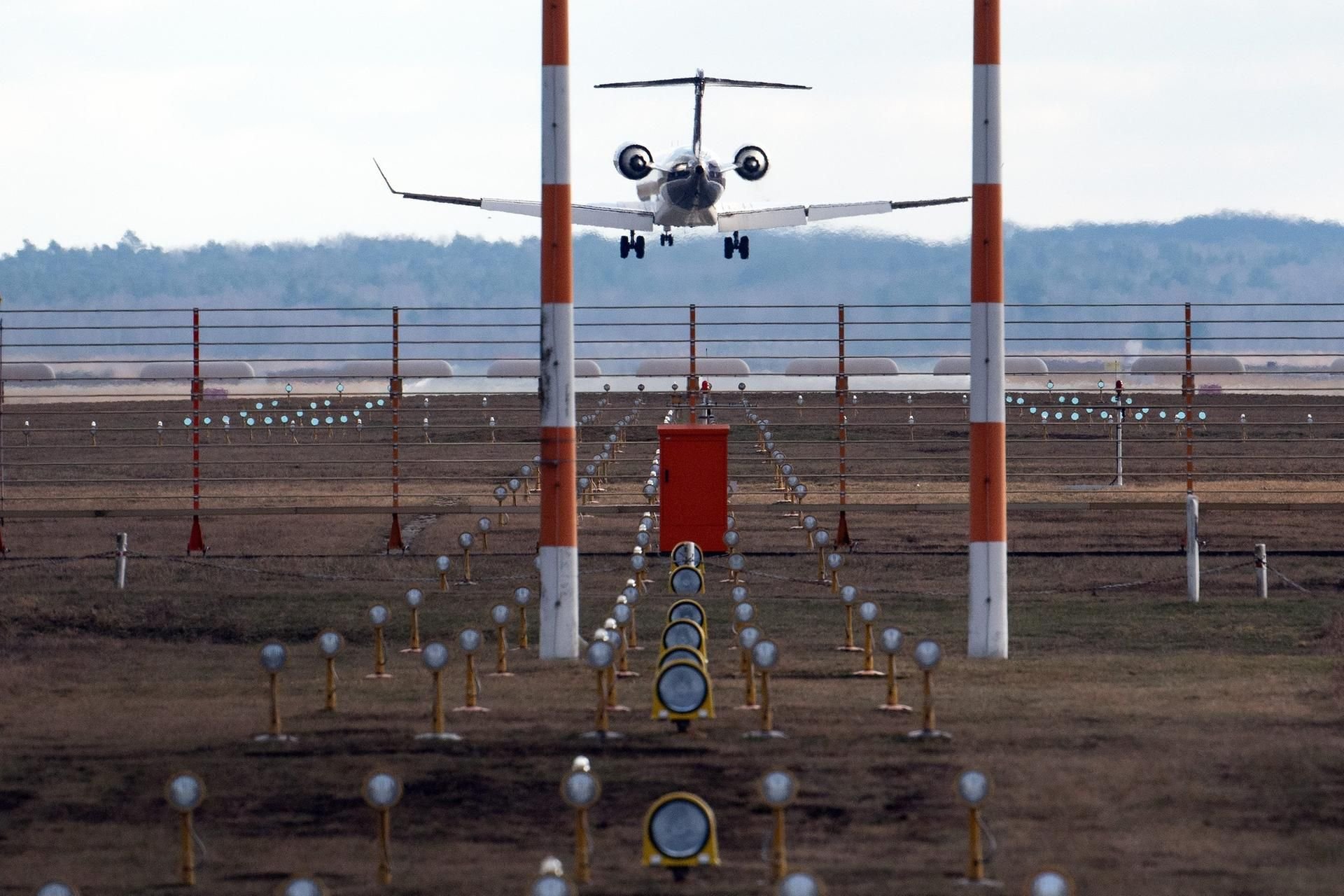 Ein Flugzeug landet auf dem Kölner Flughafen.