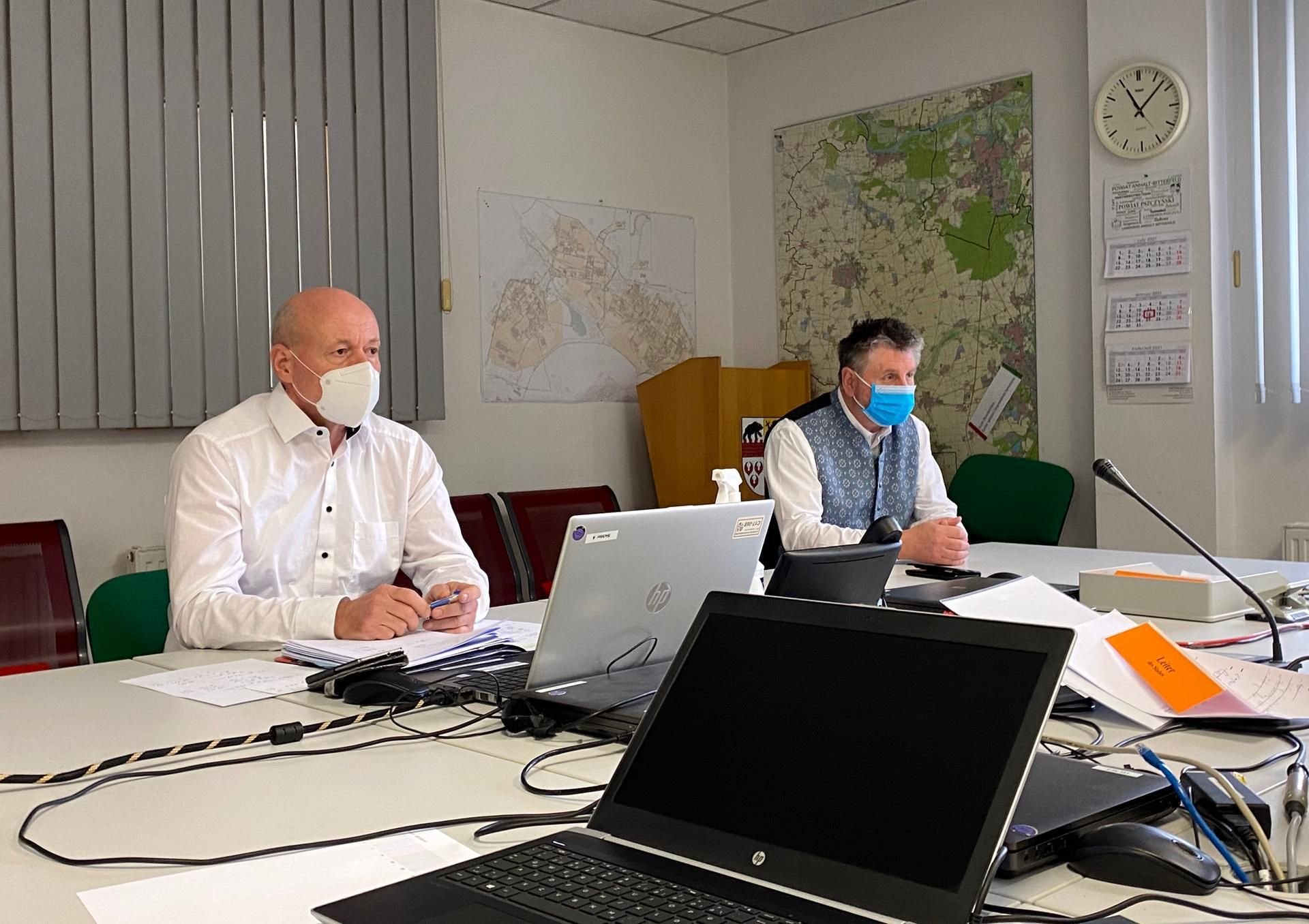 Eberhard Stoye, Leiter des Amtes für Brand-, Katastrophenschutz und Rettungswesen (l.) und Landrat Uwe Schulze.