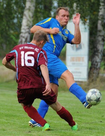 Die Bad Bibraer - hier Nico Riegler (r.) mit dem Molauer Jonas Lehmann - spielten die Partie zu zehnt zu Ende und verloren knapp mit 0:1.