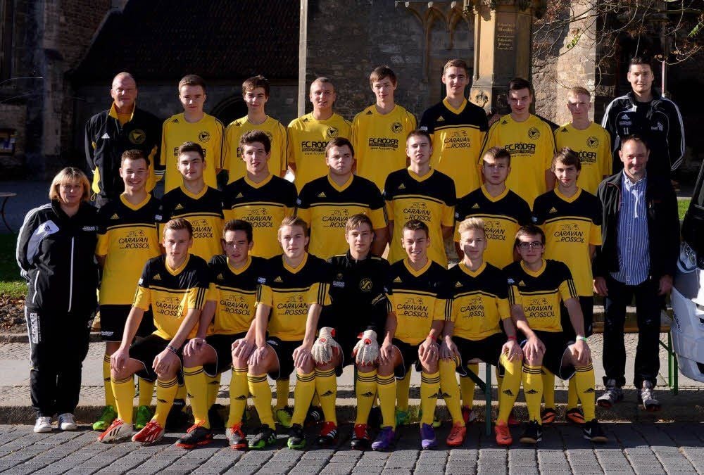 Das Team von Trainer Martin Pastuschek (hintere Reihe, rechts) ist in der vergangenen Saison als B-Jugend der 05er Staffelsieger in der Landesliga geworden und jetzt bei den A-Junioren als JSG Naumburg I auch schon wieder souveräner Tabellenführer in dieser Klasse.
