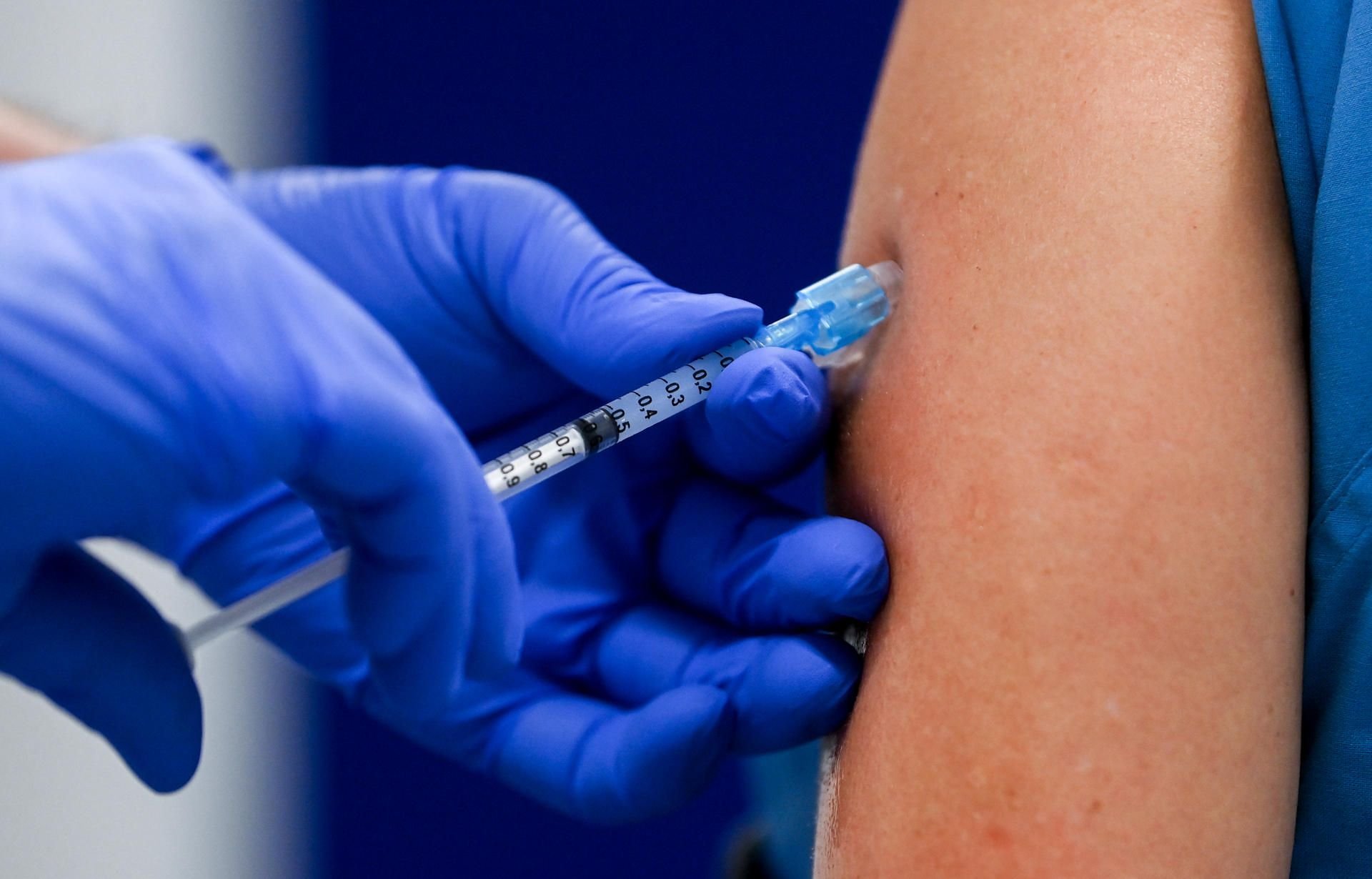 Eine Pflegerin wird im Universitätsklinikum in Halle gegen das Coronavirus geimpft.