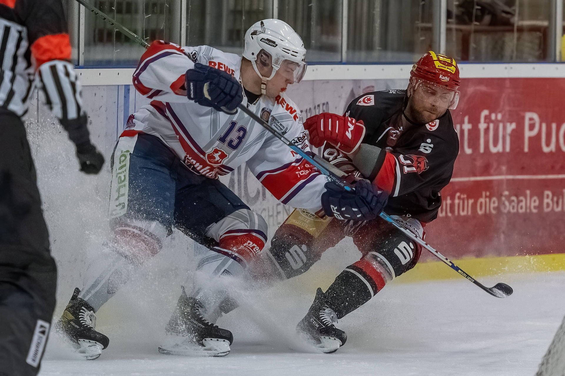 Kai Schmitz (r.) spielt für die Bulls seine beste Saison seit Jahren. Jetzt hängt der Kapitän noch eine weitere Spielzeit dran.