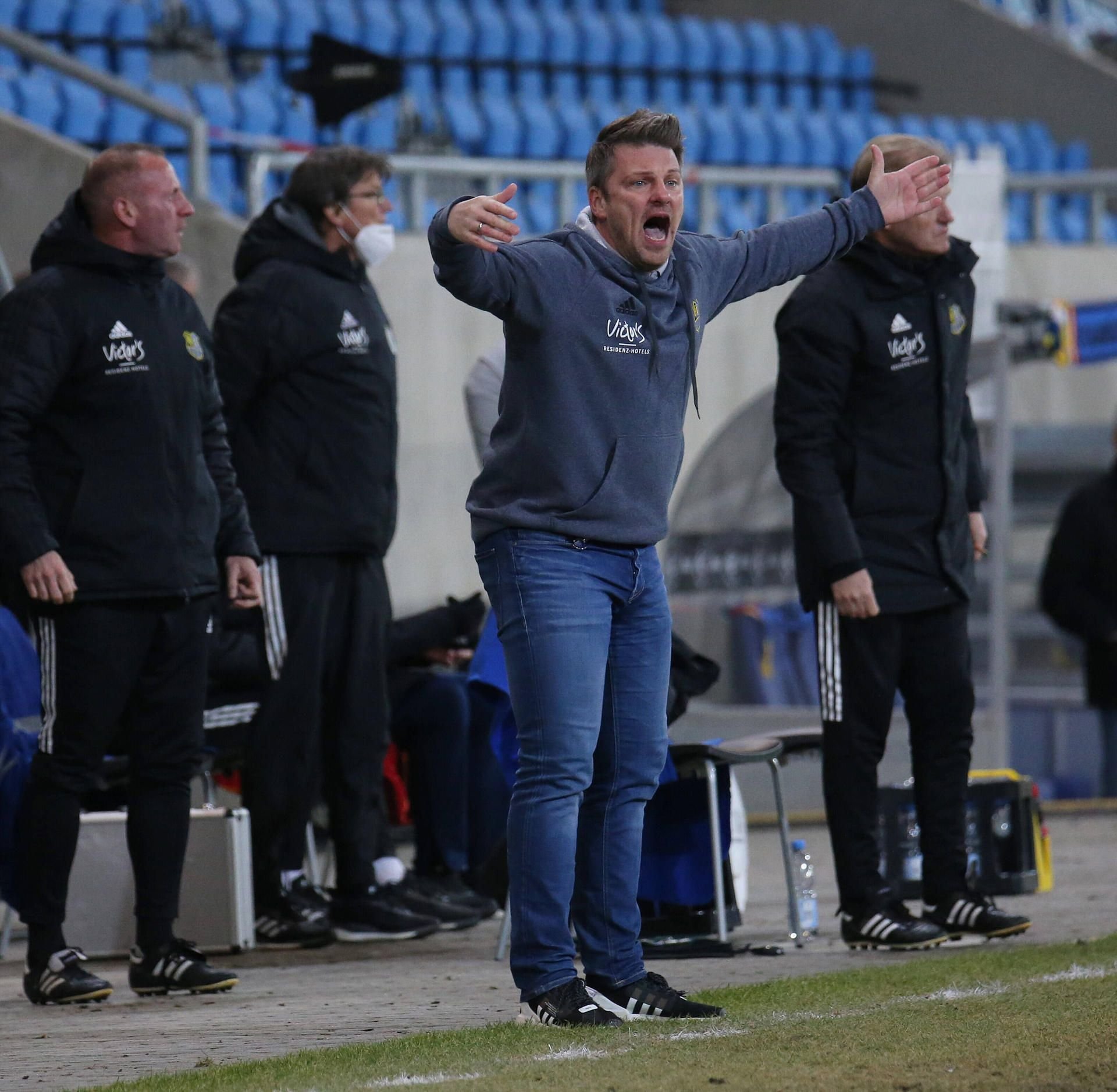FCS-Trainer Lukas Kwasniok reklamiert vergeblich auf Handspiel im Strafraum.
