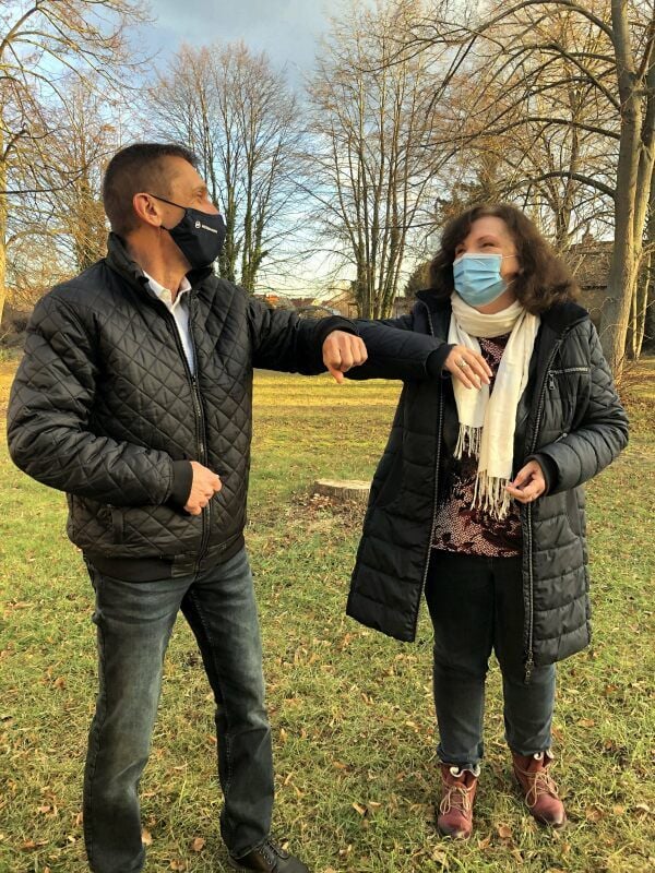 Ralf Winkler (l.) hat am Donnerstag eine Spende seiner Firma an Christine Heusch übergeben, mit der er das Frauenschutzhaus unterstützen will.