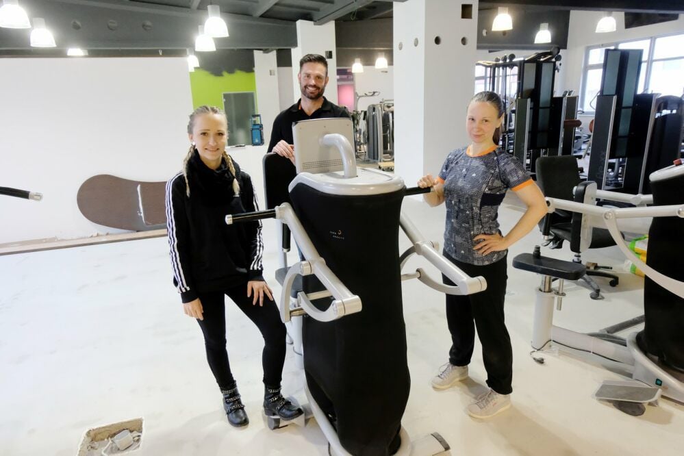 Noch stehen die Geräte im Jessener Fitness-Studio „Injoy“ aufgrund der Umbauarbeiten etwas durcheinander in der Trainingshalle herum. Vanessa Rohrbeck (links), Inhaber Oliver Göttert und Claudia Schulz hoffen, dass sich ab 15. Februar wieder die Türen öffnen.