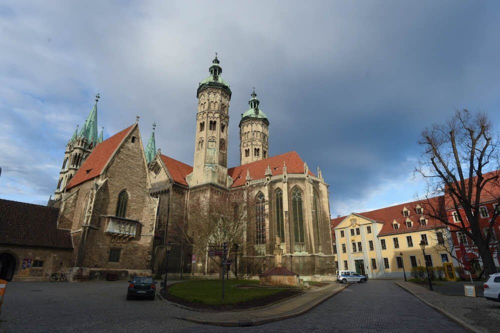 Der Naumburger Dom mit seinen weithin sichtbaren Türmen ist das mit Abstand wohl wertvollste architektonische Zeitzeugnis im heutigen Burgenlandkreis. Seiner Erhaltung hat sich seit über einem Vierteljahrhundert der Förderkreis für den Naumburger Dom verschrieben.