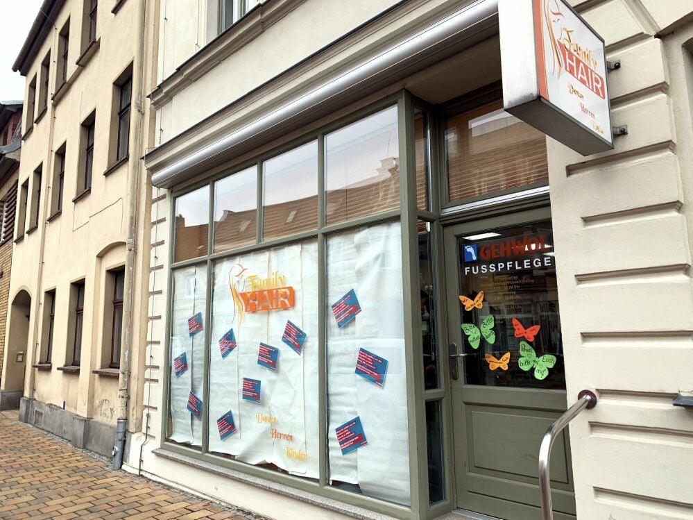 Der Friseursalon „Family Hair“ in Zahna wurde von Inhaberin Antje Krey-Paulisch symbolisch abgeklebt.