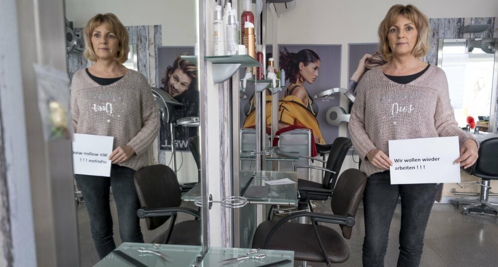 Allein im Salon „Liebeshaar“ in Weißenfels: Friseurmeisterin Heidrun Grille druckt nun Flugblätter, um ihre Kunden auf die schwierige Situation aufmerksam zu machen.