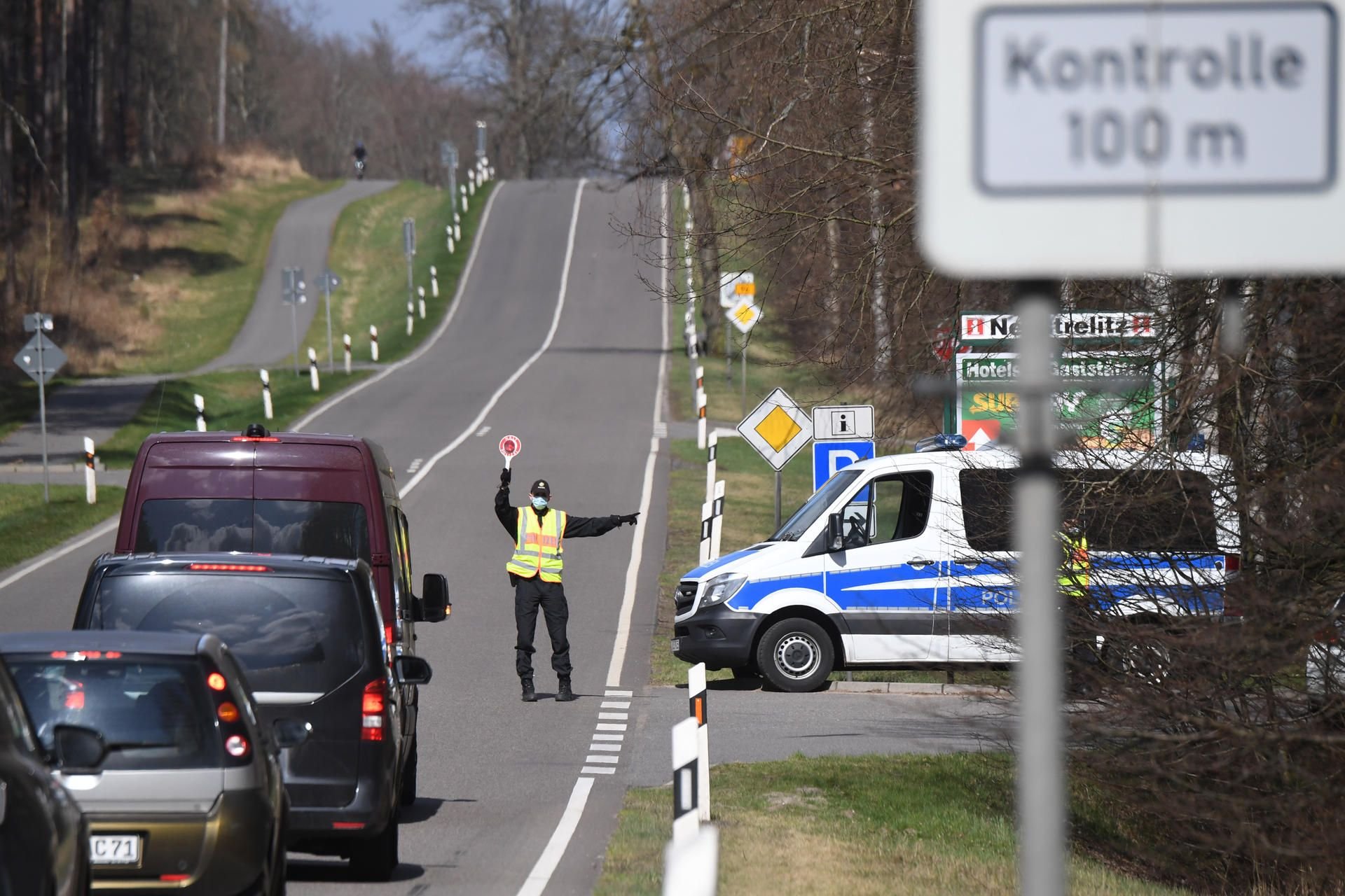 Neustrelitz: An der B96 vor Neustrelitz kontrolliert die Polizei, ob das Verbot touristischer Einreisen eingehalten wird.