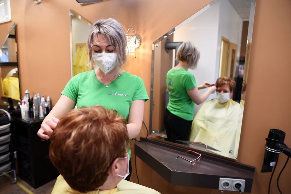 Christin Wagner frisiert Kornelia Klaus im „Friseurstübchen“ in Maxdorf.