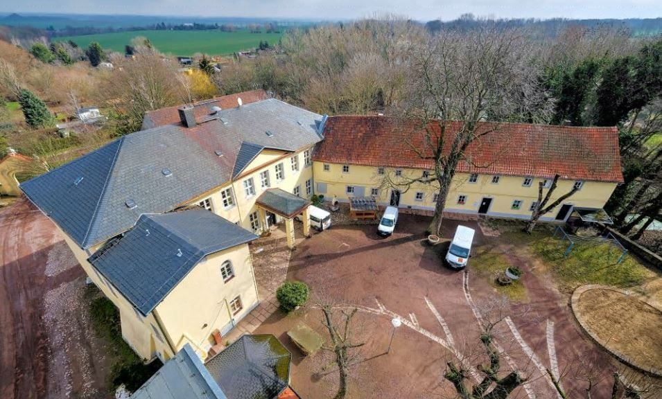 Besuch auf den Resten der Burg in Krosigk, die teilweise als Kinderheim genutzt wird. Fotos: Silvio Kison