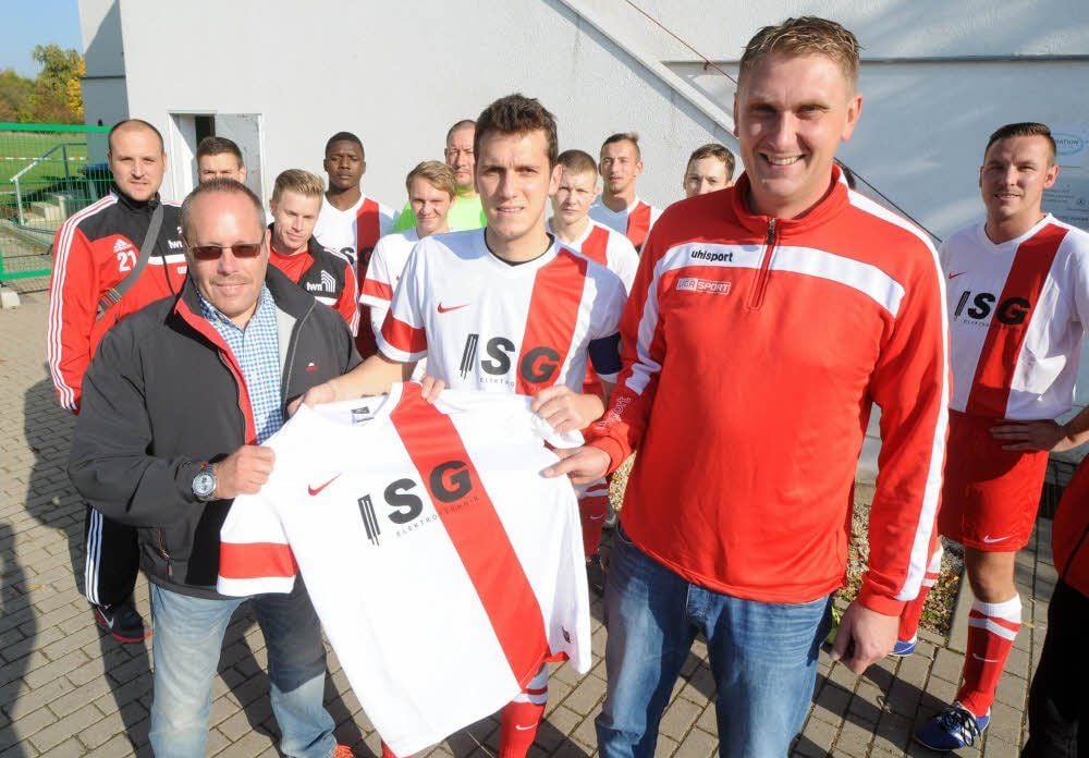 Mit neuer Spielkleidung zum Erfolg im Burgenlandpokal: Vor der Partie gegen Landesklasse-Vertreter Laucha (4:1) übergab Prokurist Heiko Eckardt (v.l.) vom Sponsor ISG Elektrotechnik GmbH die Spende an Kapitän Thomas Petzold und NBC-Präsident Jan Walter.