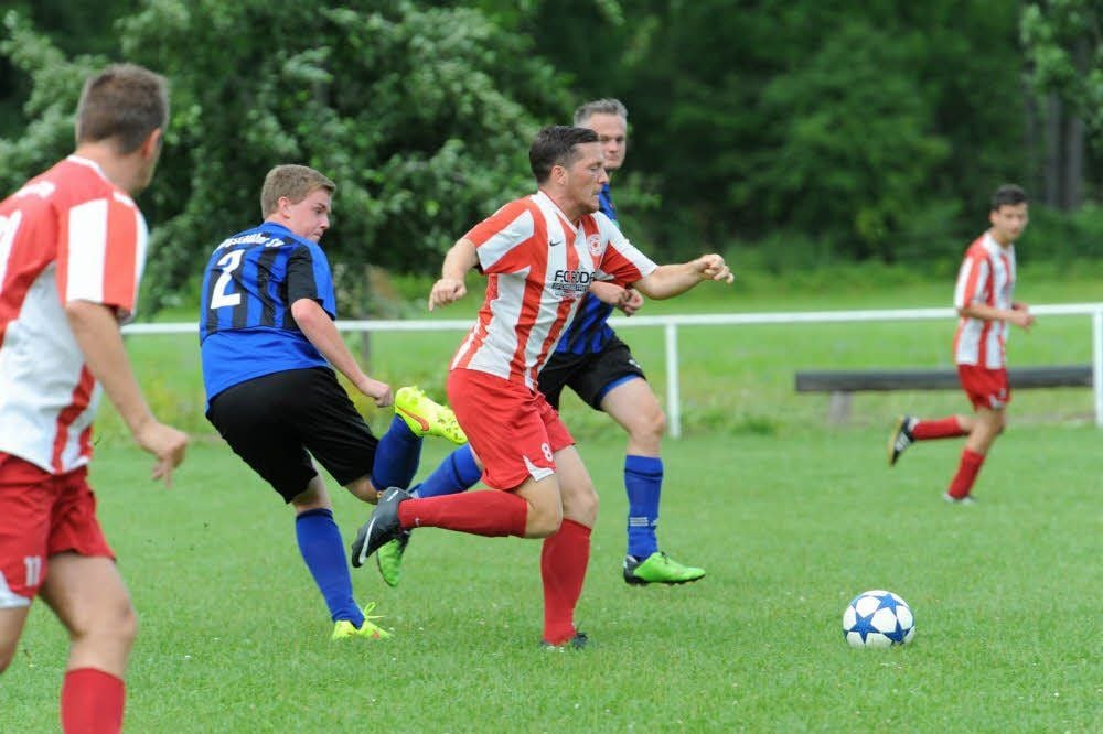 Nils Walther (Mitte), Neuzugang vom SC U-M Weißenfels, setzt sich in dieser Szene beim 9:0-Sieg des Naumburger BC in Balgstädt gut in Szene. Er bereitete das 0:4 durch Stefan Graul vor.