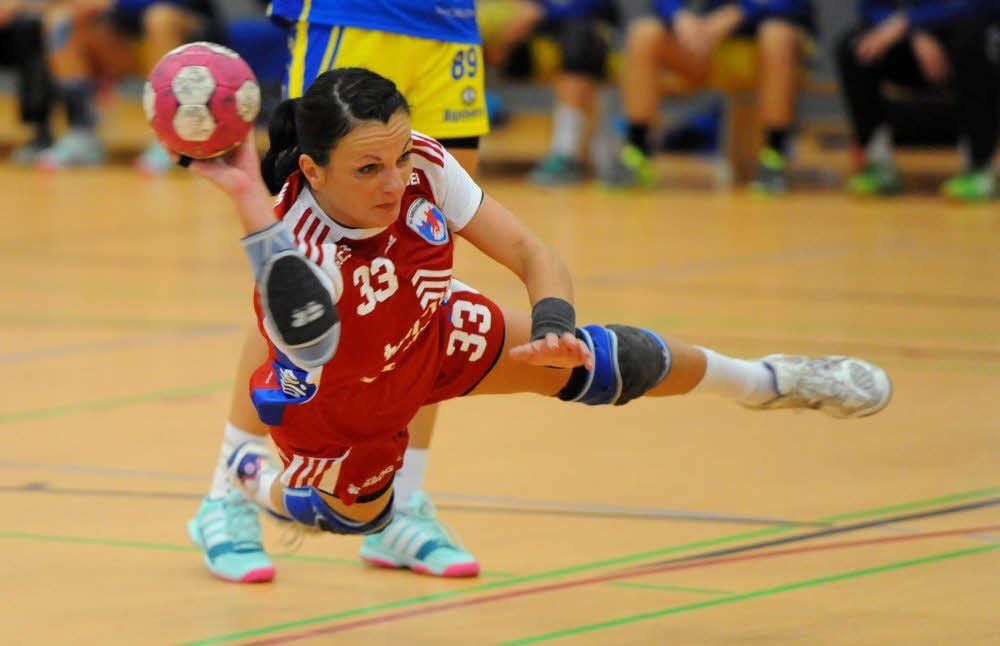 Kreisläuferin Kathrin Bonsa trug mit guten Aktionen zum gelungenen Saisonstart der HCB-Damen in der Oberliga bei.
