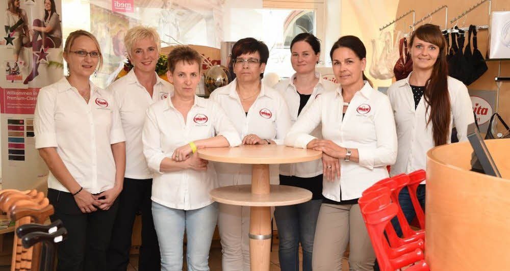 Kathrin Thiem (2.v.r.) mit ihrem Team: Christina Schmuck (von links), Bettina Kämpf, Heike Kreibe, Gabriele Schiller, Alexandra Gaudig und Sarah Baumgartl. Das Naumburger Sanitätshaus Thiem feiert sein 20-jähriges Bestehen.