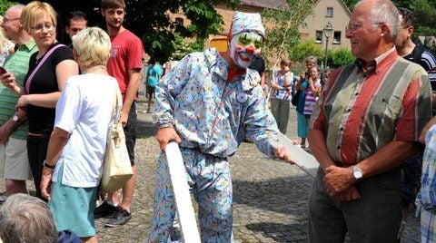 Festumzug am Pfingstsonntag in Großjena: Hin und wieder gab es Haue, die Glück bringen soll, von den Pfingstclowns für die Zuschauer. (FOTO: TORSTEN BIEL)