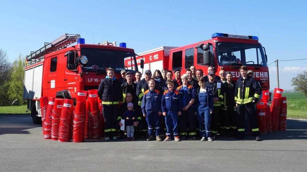 Die Eckartsbergaer Feuerwehrleute vor dem Ausrücken zu ihrer Löscheimer-Werbeaktion.