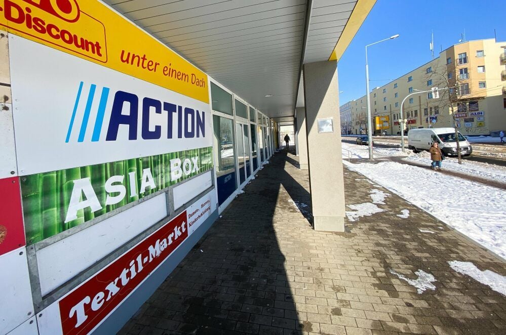 Die Außenwerbung ist schon dran und kündigt den neuen Mieter in der Heidestraße 18 an.