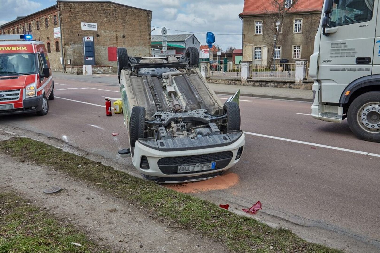 Das Auto landete nach dem Zusammenprall auf dem Dach.