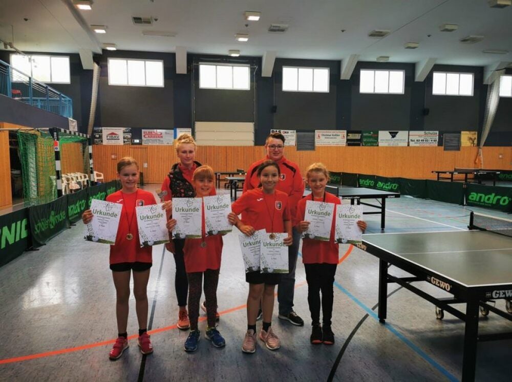 Die Trainerinnen und ihre Schützlinge in Elster