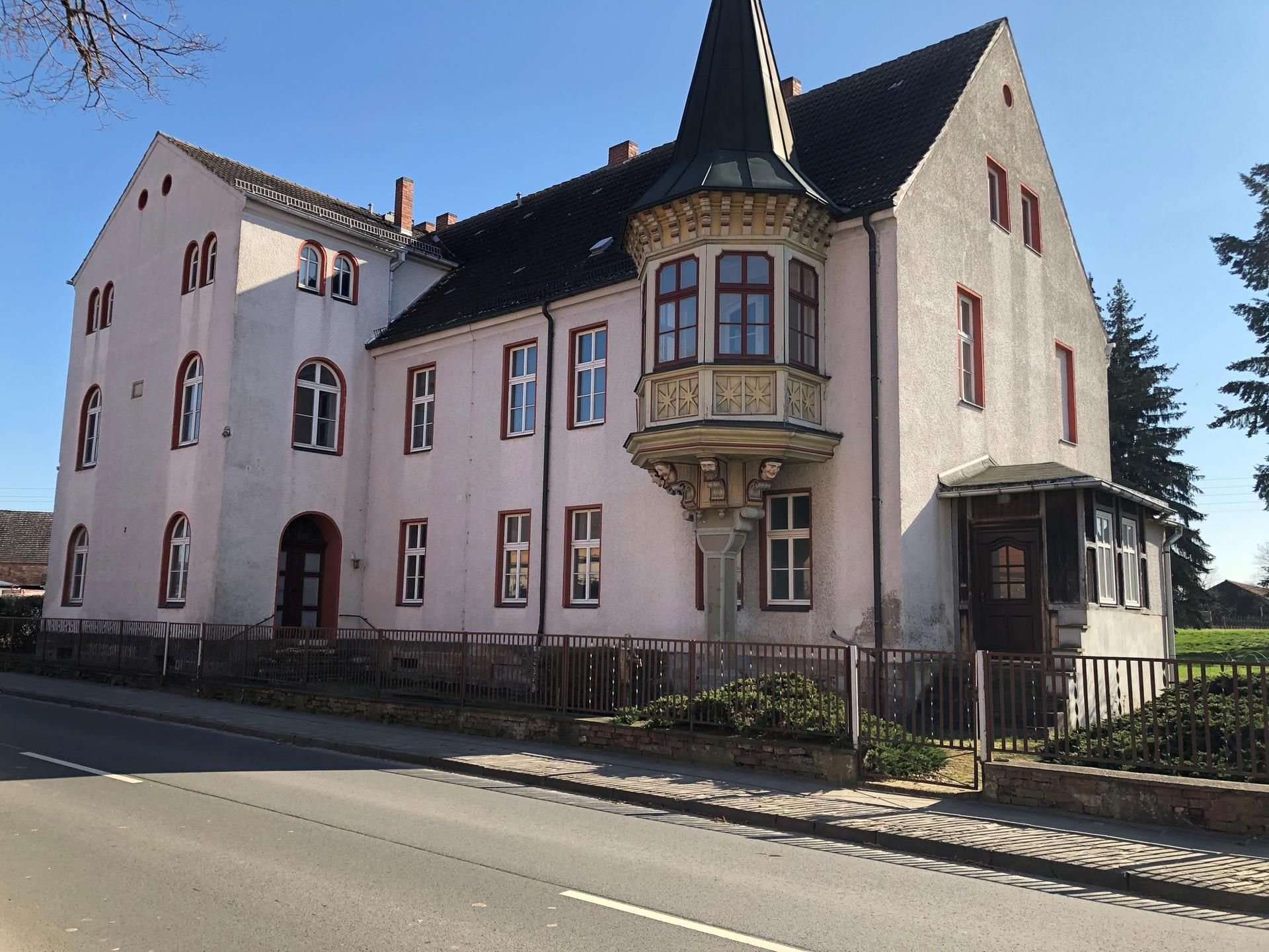In der Hedwigsburg in Prettin wohnten zu Zeiten der Strafanstalt der Anstaltspfarrer und der Kutscher.