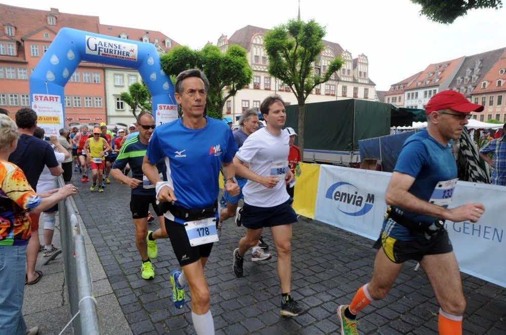 Der Startschuss auf dem Naumburger Marktplatz ist gefallen. Los geht’s auf die 42-Kilometer-Strecke.
