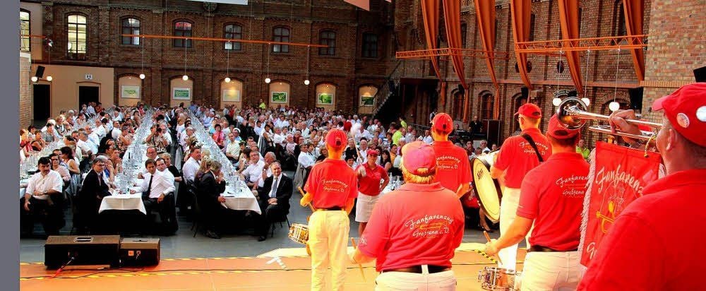 Mit Pauken und Trompeten: Der Fanfarenzug Großjena eröffnet die Jubiläumsfeier 80 Jahre Winzervereinigung Freyburg im Lichthof.