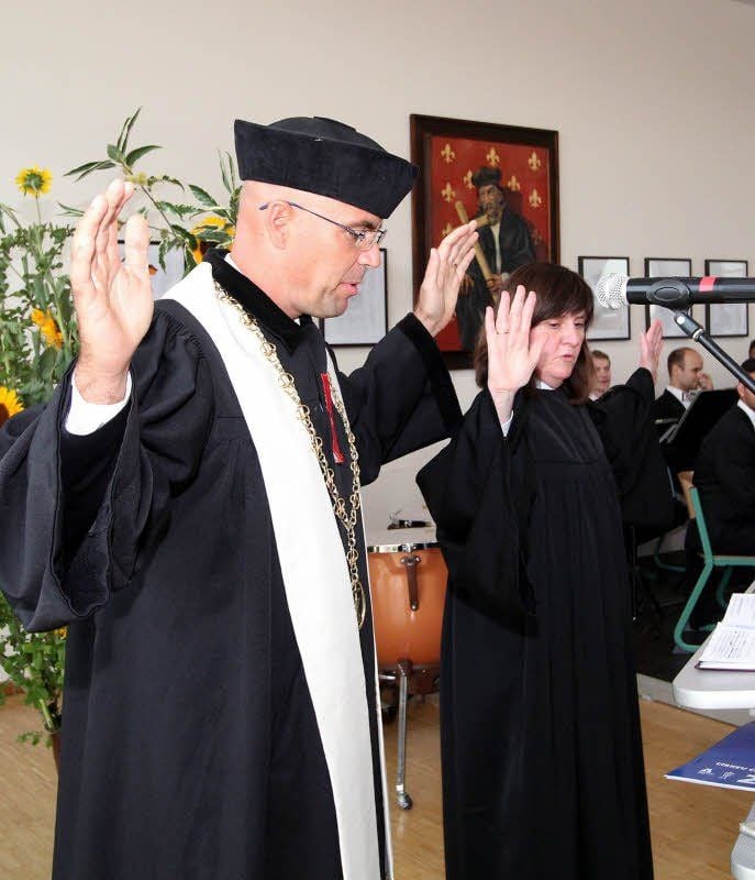 Bischof David Tonzar und Pfarrerin Gabriele Sander erteilen nach der Namensgebung den Segen.
