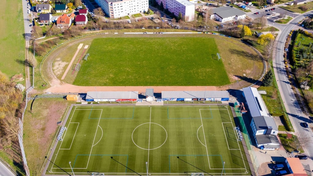 Den Kunstrasenplatz (vorn) im Freyburger Jahnsportpark betreibt der FC RSK selbst. Sportlerheim mit Umkleidekabinen (rechts) und Rasenplatz (hinten) sind städtisch; für deren Nutzung muss der Verein bei der Kommune eine Erlaubnis einholen.