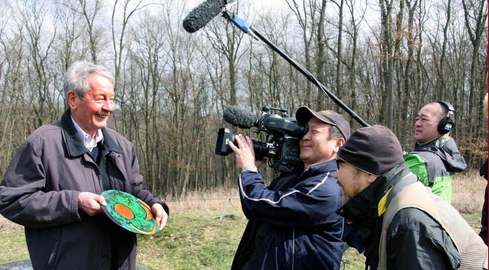 Am Fundort der Himmelsscheibe: Der Wissenschaftler Wolfhard Schlosser berichtet für das japanische Fernsehen von seinen Untersuchungen.
