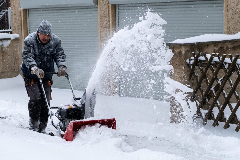 Olaf Schröter war in Bornitz auf einem Stück Gehweg an der Bundesstraße 2 mit der kleinen Schneefräse im Einsatz.