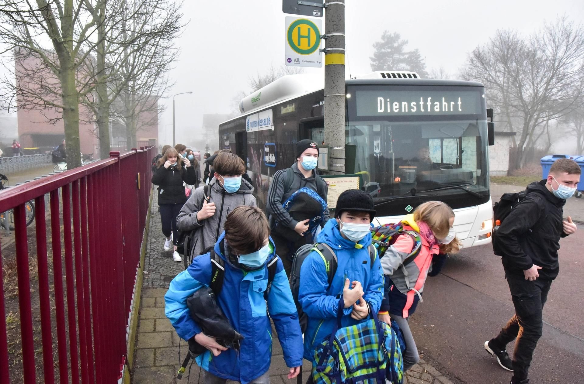Seit Montag sind auch in Dessau-Roßlau die Schulen wieder offen. Die Kinder tragen bei der Schülerbeförderung auch diszipliniert ihre Masken.