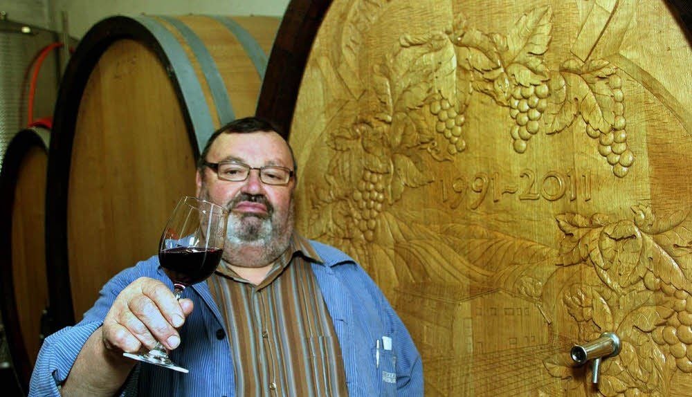 Prüfender Blick des Weinexperten: Rudolf Thürkind war 48 Jahre Kellermeister in der Winzervereinigung.