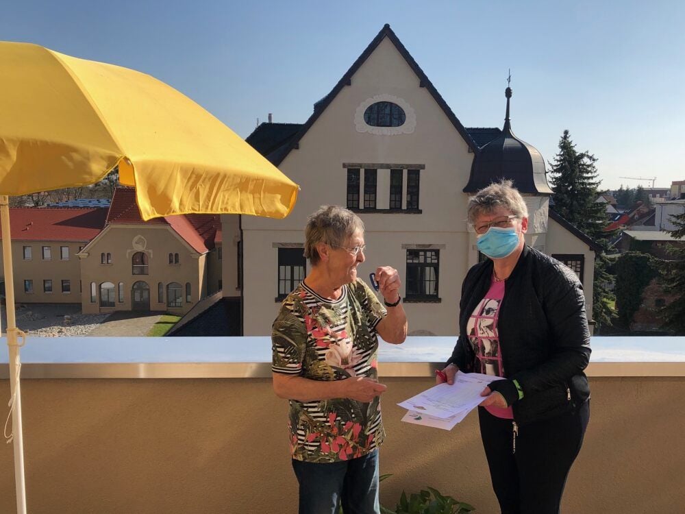 Karin Mauer (li.) erhielt am 31. März als erste der neuen Mieter ihre Schlüssel von Bauherrin Katrin Kloss.