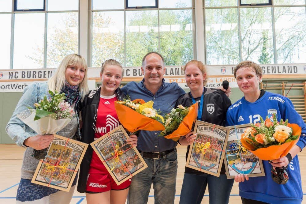 HCB-Präsident Uwe Gering (Mitte) verabschiedete vor dem Spiel gegen Hoyerswerda Anja Flödl (v.l.), Christina Dreesen, Franziska Keller und Susann Radenz.