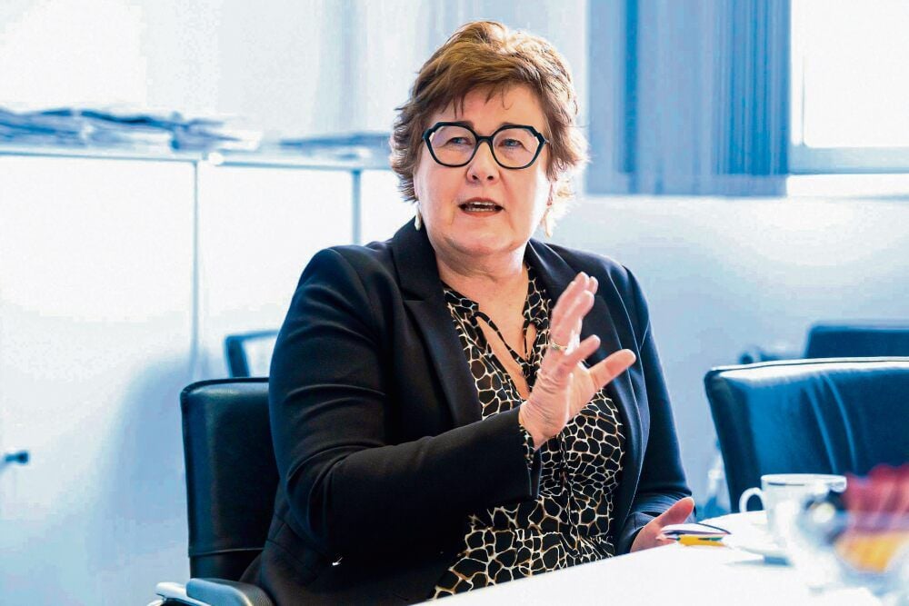 Gesundheitsministerin Petra Grimm-Benne (SPD) wundert sich, wie man zu 600 bis 800 Impfresten kommen kann.