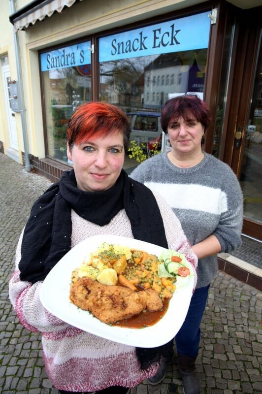 Sandra Kunze (links) bietet mit ihrer Mutter Jana Exner im „Snack-Eck“ am Bernburger Louis-Braille-Platz auch täglich wechselnde Mittagsgerichte an.