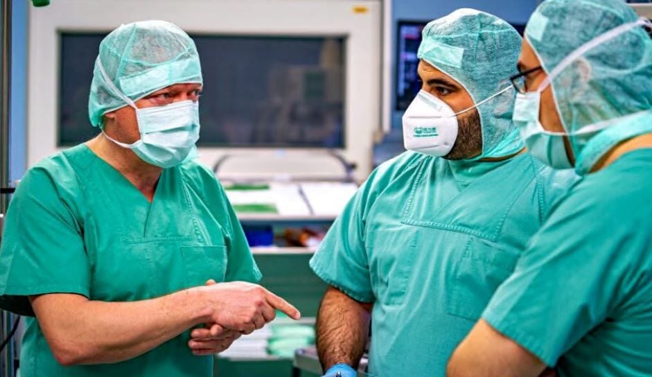 Dr. Jörg Silbermann, Chefarzt der Wirbelsäulenchirurgie und Neurotraumatologie am SRH-Wald-Klinikum Gera, berät sich vor der ersten OP mit Oberarzt Ahmad Shalash aus Zeitz.