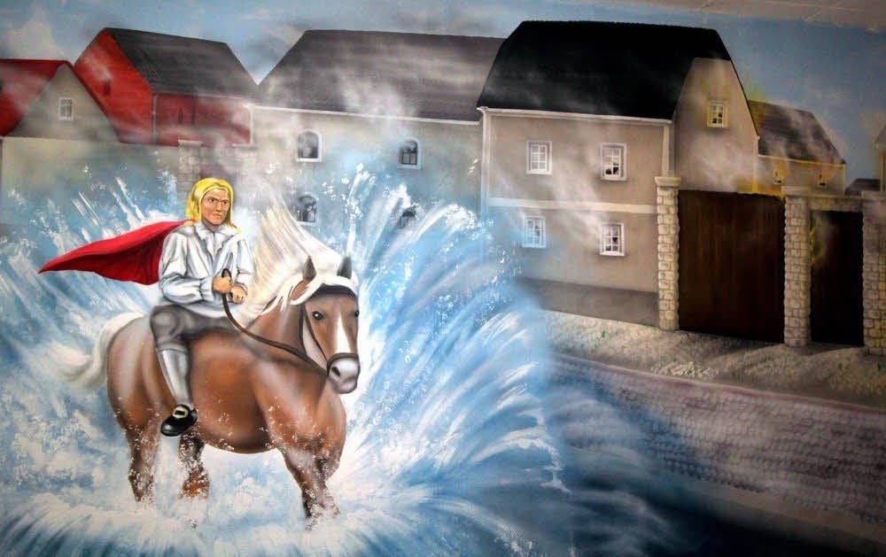 Feuerreiter-Wandgemälde am Vereinshaus, gemalt von Steffen Blankenburg.